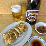 新京 - 女将さん手作りの焼き餃子300円と大瓶ビール600円