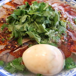 味香園 - 蘭州牛肉ラーメン（蘭州牛肉面），三角麺，牛肉大盛（＋２００円），パクチー大盛（＋１２０円），味付け玉子（１個無料）※トッピング後