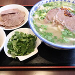 味香園 - 蘭州牛肉ラーメン（蘭州牛肉面），三角麺，牛肉大盛（＋２００円），パクチー大盛（＋１２０円），味付け玉子（１個無料）