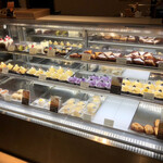 芋屋金次郎 - ケーキのショーケース
      訪問時期は8月下旬