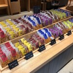 芋屋金次郎 - 販売商品
      訪問時期は8月下旬
