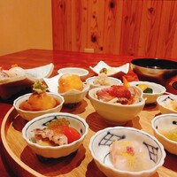 倉敷個室居酒屋 藤と川蝉 - ９つのおばんざいが並びます