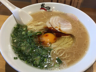 らーめん屋 鳳凛 - 月見ラーメン（750円）