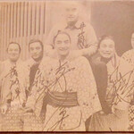相撲茶屋 寺尾 - 店内に飾ってあった井筒親方（中央奥）と元寺尾関（中央正面）達の記念写真