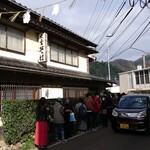 出雲そば かねや - 長蛇の列で車減速