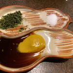 いづも - 基本の調味料。
      物によりぽん酢なんかも加わります。