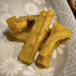 いづも - お通しのお漬物、美味しいです。