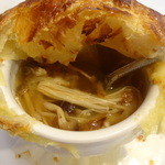 ビストロ茶葉蘭 - 茸のパイ包み焼き（中には茸がたっぷり）