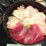 まぐろ専門店 まぐろ - 大トロ炙り丼（大盛）2000円+100円（２枚だけ炙ってもらいました＾＾ｖ）