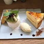 Mement mori - シブーストチーズケーキ（名称イマイチ確信ナシf(^^;）(右)と本日のスイーツ（やったかな？）