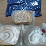 Atelier VANILLE - 練乳クリームのロール、小豆ロール、キャラメルロール。全て200円(税込)