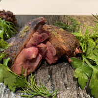 メイ - モモ肉のグリル、手羽先のフリット