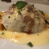 bottega 柏店 - 牛100％ハンバーグステーキ、チーズダッカルビ風、やや横から(2020.11.10)