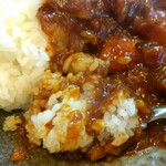 中華料理 鳳凰 - 今度は、ライス多めにスプーンに掬ってカレーをつけてパクッ。うんうん、モグモグモグモグ…。あぁ、美味しいね。サーロインとすじ肉由来の甘み？野菜由来の甘み？とにかく旨味とスパイス感と甘みが渾然一体で好き！
