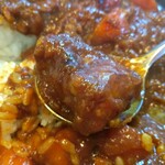 中華料理 鳳凰 - はいはい。ゆっくり味わいます。美味しいカレーが十分に染み通ったサーロイン男爵様をね。