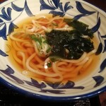 打ちたてうどん だし屋 - かけうどん。ダシの色が濃いのが分かります。天然素材の旨みに満ちていますが、そのぶん、味も濃いです。