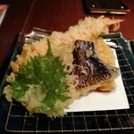 打ちたてうどん だし屋 - うどんとは別皿で供される天ぷら。えび・茄子・かぼちゃ・大葉です。