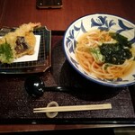 打ちたてうどん だし屋 - 全景。うどんと天ぷらを別々に出されると、ちょっとね・・・。いかにも、日本料理っぽいです。