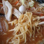 ラーメン うまか路 - 味噌ラーメン720円　麺アップ