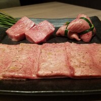 うし松 - タン三種　手前から熟成タン、左に厚切りタン、縛りタン