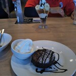ガスト - ガトーショコラにチョコシロップ…そしてソフトクリーム(*´艸｀*)甘々好きには堪らない系