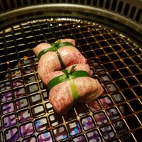 うし松 - 名物　縛りタン　中にネギタン塩が …… ネギがこぼれないように工夫している。