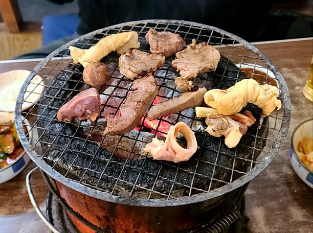 『熊谷市で人気のホルモン焼屋で親友と昼呑みを。』by Black Flag 水よし 本店 上熊谷ホルモン 食べログ 
