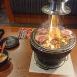 国産牛焼肉食べ放題 肉匠坂井 おゆみ野店 - 焼きスタート！いっぱい乗せ過ぎた(^_^;)