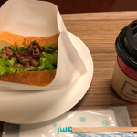 あかべこカフェ - ラム肉サンドとコーヒー