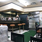 元祖 札幌や - 4人掛けテーブル4つと10人掛けテーブル、カウンター8席。