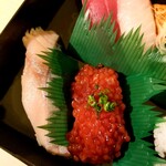 寿司と炉端焼 四季花まる - しめさば/筋子の醤油漬けにぎり