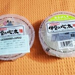 盛田屋 - 左;黒蜜¥270
            黒蜜の場合、酢水はただ捨てるだけでは無く水に10~30分晒さないとダメって初めて知った
            右;ワサビ¥270
            山葵風味の心太で別添えの三倍酢で頂きます