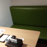 スーパーホテル - 部屋のソファーとテーブル