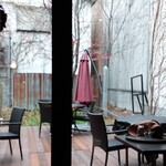 札幌モダンレストラン　えりも亭 - 窓の外の庭のテラス席