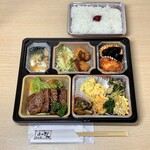 やきにく食堂 ふーさん - 黒毛和牛特上ロース炭火焼弁当(¥2,500) 刺身を変更
