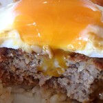 マミーズカフェ - ハンバーグ断面　黄身トロ～り