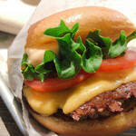 シェイクシャック - shack burger single 760円
パティが肉々しくておいし。バンズは甘く柔らかい