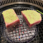 Yakiniku Shouri - あ、さらに半分に切って下さいって言い忘れた(◞ꈍ∇ꈍ)◞かぶりつくか！笑