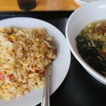 鉄人餃子坊 - ランチのニンニクチャーハンと半ラーメン