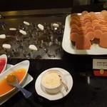 シェフ・ミッキー - 大人気のミッキー型パンケーキは色んなソースが用意されています。