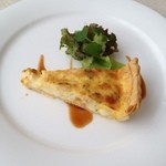 シェ・ヤマ - 前菜のキッシュ。