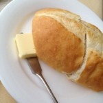 シェ・ヤマ - パンが大きいです。バターもいい柔らかさに調整されてました。