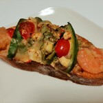 ブーランジェリー ブルディガラ - アボカドと相性の良い海老をのせ甘辛エスニックソースと香味野菜をトッピング、アボカティエ367円