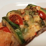 ブーランジェリー ブルディガラ - こんがりチーズやアボカドと海老にマッチする、刺激的な辛さの野菜のエスニックソース和え、土台はもっちりヒキのあるカンパーニュ