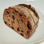 ブーランジェリー ブルディガラ - ライ麦30％配合の生地に4種類のドライフルーツとくるみ入り、人気No,1セーグル・フリュイ（ハーフ）302円