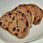 ブーランジェリー ブルディガラ - 素朴で味わい深いライ麦の酸味に、ラム酒漬けレーズンやねっとり無花果の甘味、くるみの香ばしい食感がマッチ