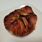 ブーランジェリー ブルディガラ - ブルターニュ地方の伝統菓子クイニーアマンに抹茶のダマンドクリームたっぷり、クイニーアマン・テヴェール270円