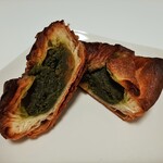 ブーランジェリー ブルディガラ - 芳醇なバターがにじみ出すリッチな生地に、本格的な苦味の抹茶ダマンドとアプリコットの酸味がマッチ