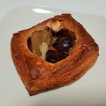 ブーランジェリー ブルディガラ - ゴロリと存在感あるさつまいもと栗に、シナモンをきかせたマロンクリームもたっぷり、秋を詰め込んだオトン302円