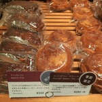 ブーランジェリー ブルディガラ - 艶々のビジュアルがたまらない！シナモンを利かせたカスタード入りアップルパイ、右は季節限定抹茶のクイニーアマン